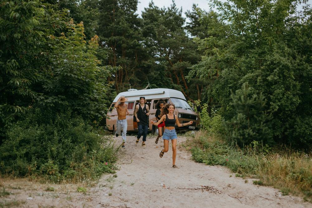 Als Gezin Reizen In Een Mercedes Sprinter