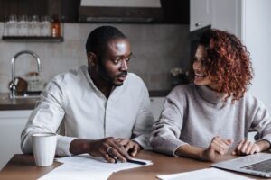 Stel bespreekt huishoudelijke planning aan de keukentafel